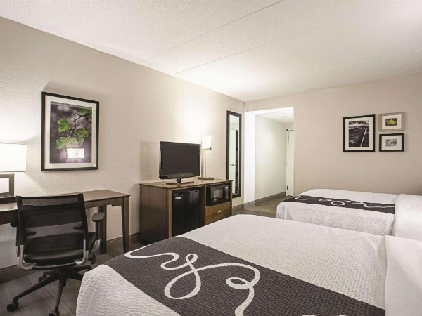 La Quinta Inn & Suites by Wyndham Baltimore N/White Marsh image 17