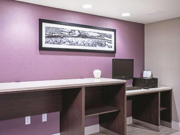 La Quinta Inn & Suites by Wyndham Baltimore N/White Marsh image 26