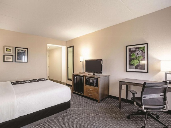 La Quinta Inn & Suites by Wyndham Baltimore N/White Marsh image 30