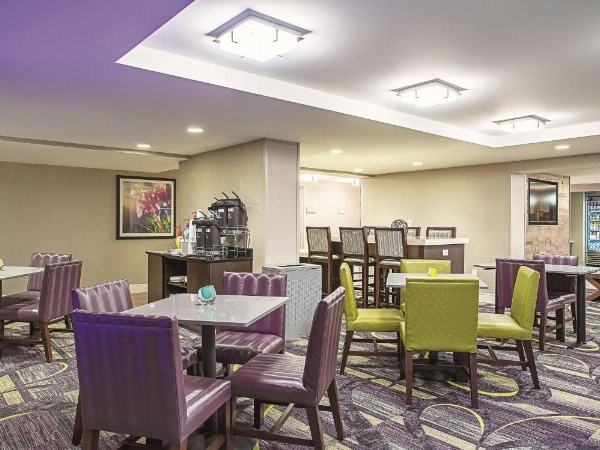 La Quinta Inn & Suites by Wyndham Baltimore N/White Marsh image 9